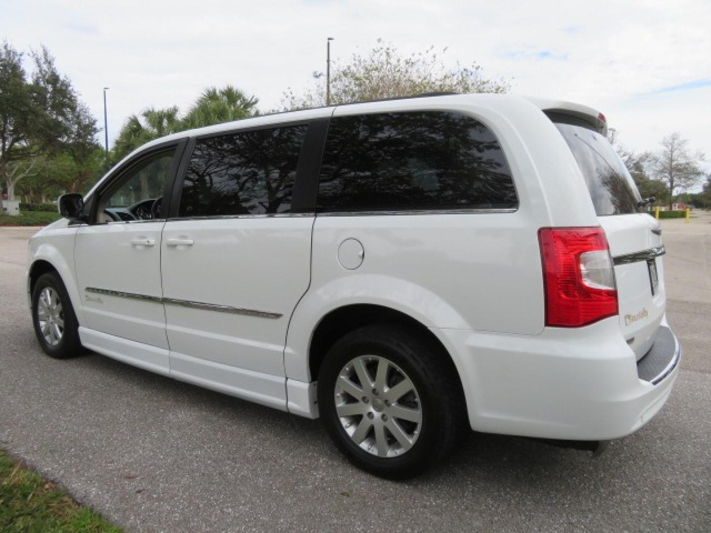 2014 White /Black Chrysler Town & Country (2C4RC1BG4ER) , located at 4301 Oak Circle #19, Boca Raton, FL, 33431, (954) 561-2499, 26.388861, -80.084038 - Photo#15